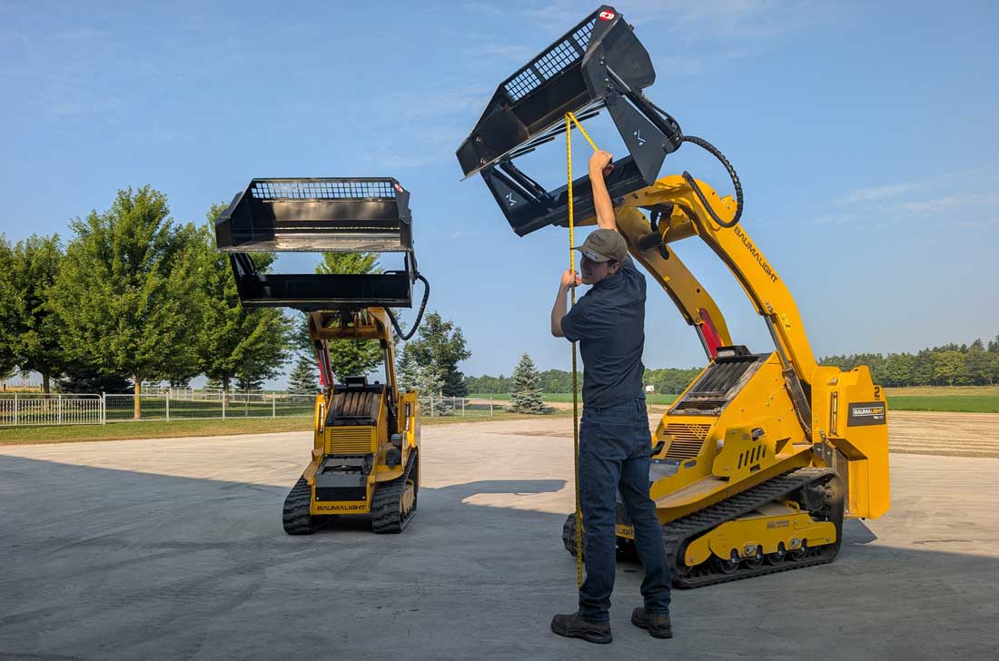 chargeuse compacte Baumalight avec godet à déversement élevé